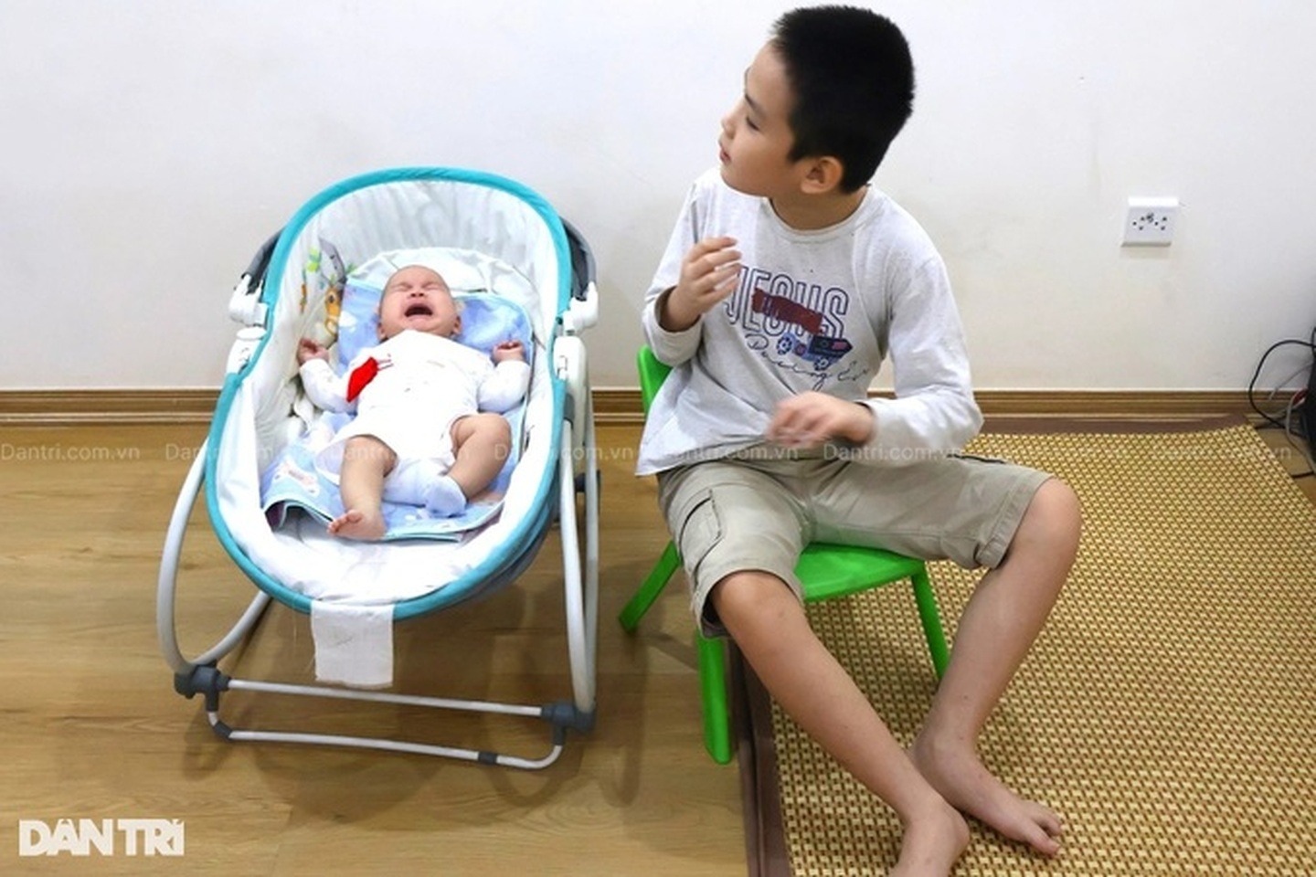 Mẹ trẻ cầu xin cứu giúp con 2 tháng tuổi có nguy cơ mù như anh trai