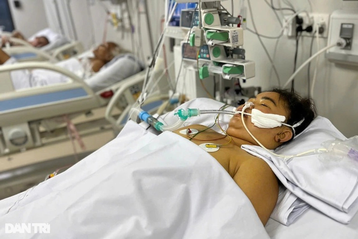 Người chồng khóc nghẹn nhìn vợ nguy kịch: "Cái gì bán được, tôi bán hết rồi"